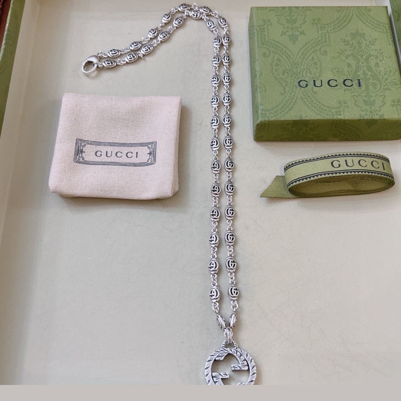G*u*i necklaces
